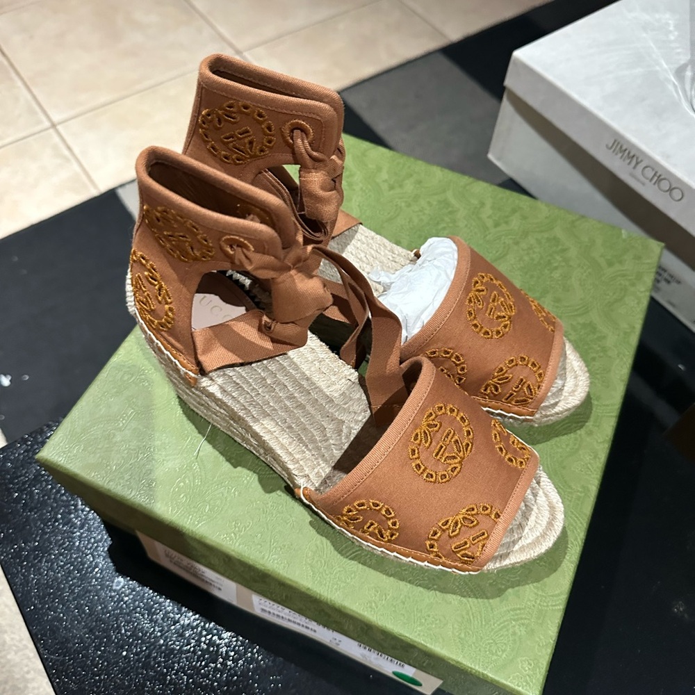 Gucci Golden Brown Wedges with Embroidered Detail